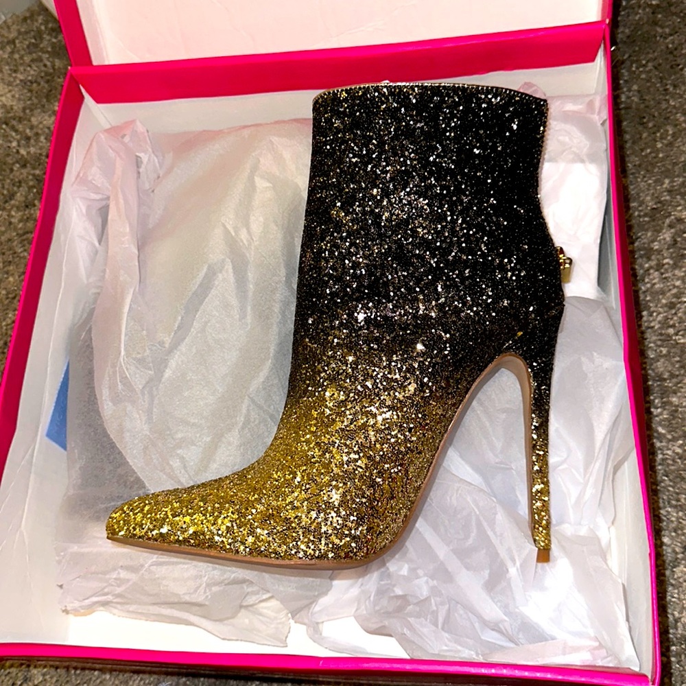 Heeled sparkling boots